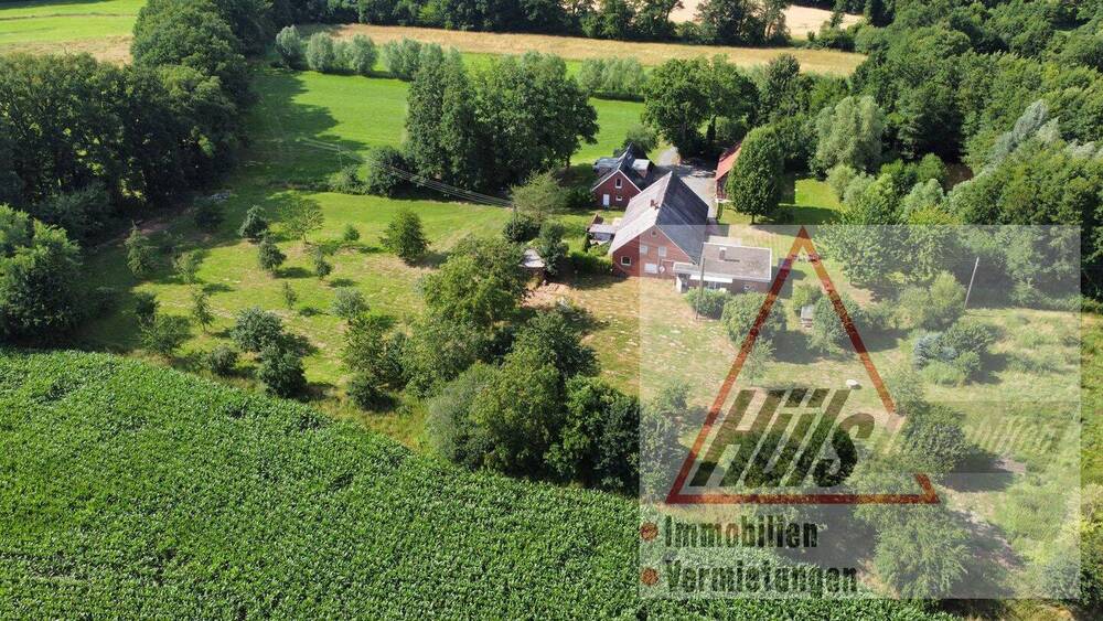 Thumbnail-Perfekt für eine Pferdehaltung. Ehemalige Hofstelle mit Wirtschaftsteil, zwei Einliegerwohnungen, Scheune und vier Garagen und arrondierten Fläche