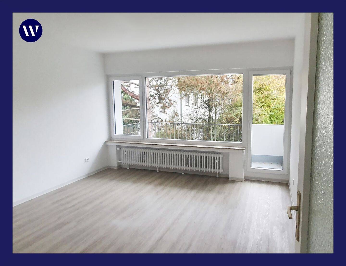 Wohnzimmer mit Balkon