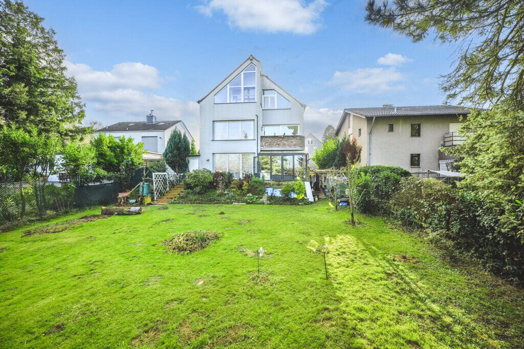 Thumbnail-Exklusives Zweifamilienhaus mit 2 Garagen, großzügigem Grundstück und sonnigem Garten in sehr begehrter Lage