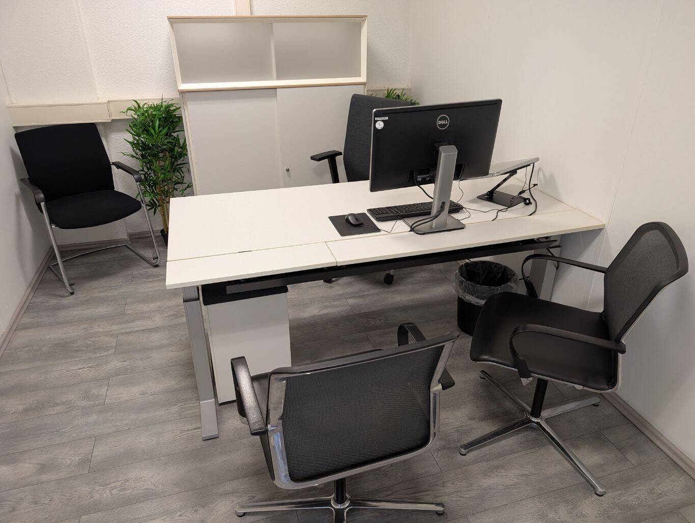 Thumbnail-Professioneller Schreibtischplatz in Wuppertal - flexibel Postservice inklusive