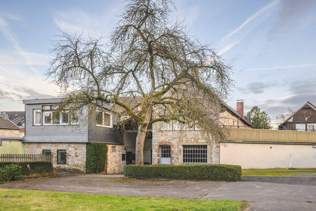 Thumbnail-Baudenkmal in Alt Breinig! Zwei verbundene Einfamilienhäuser mit 9 Garagen und großem Grundstück