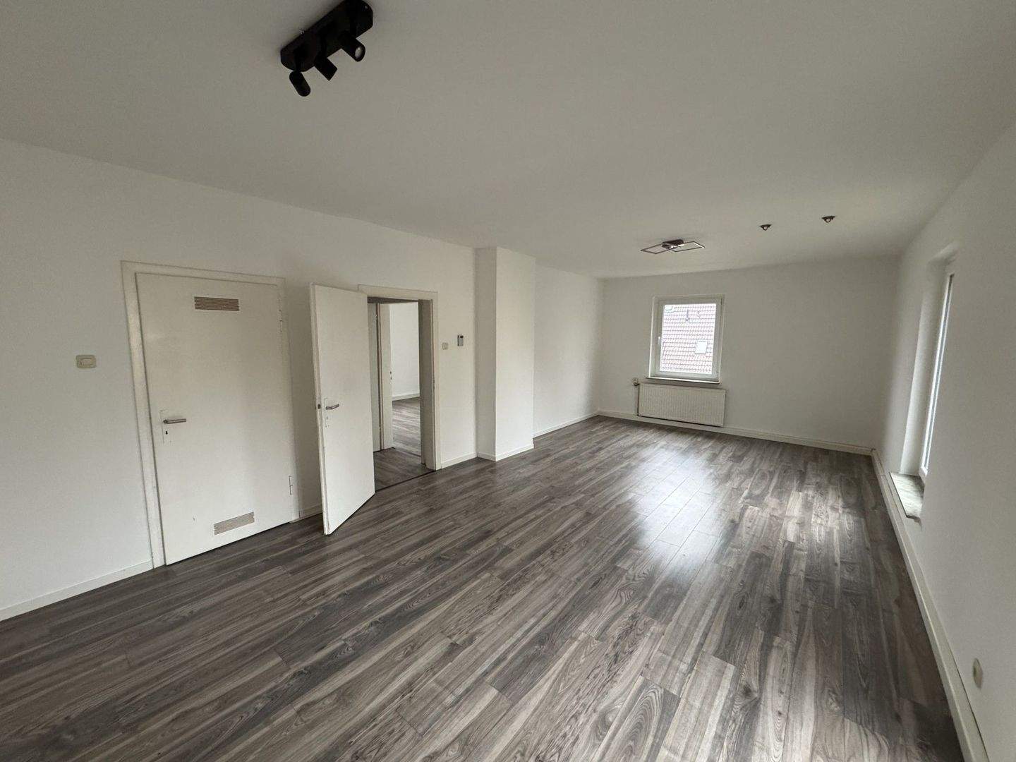 Thumbnail-Zentrale moderne 3-Zimmerwohnung mit Balkon und Einbauküche