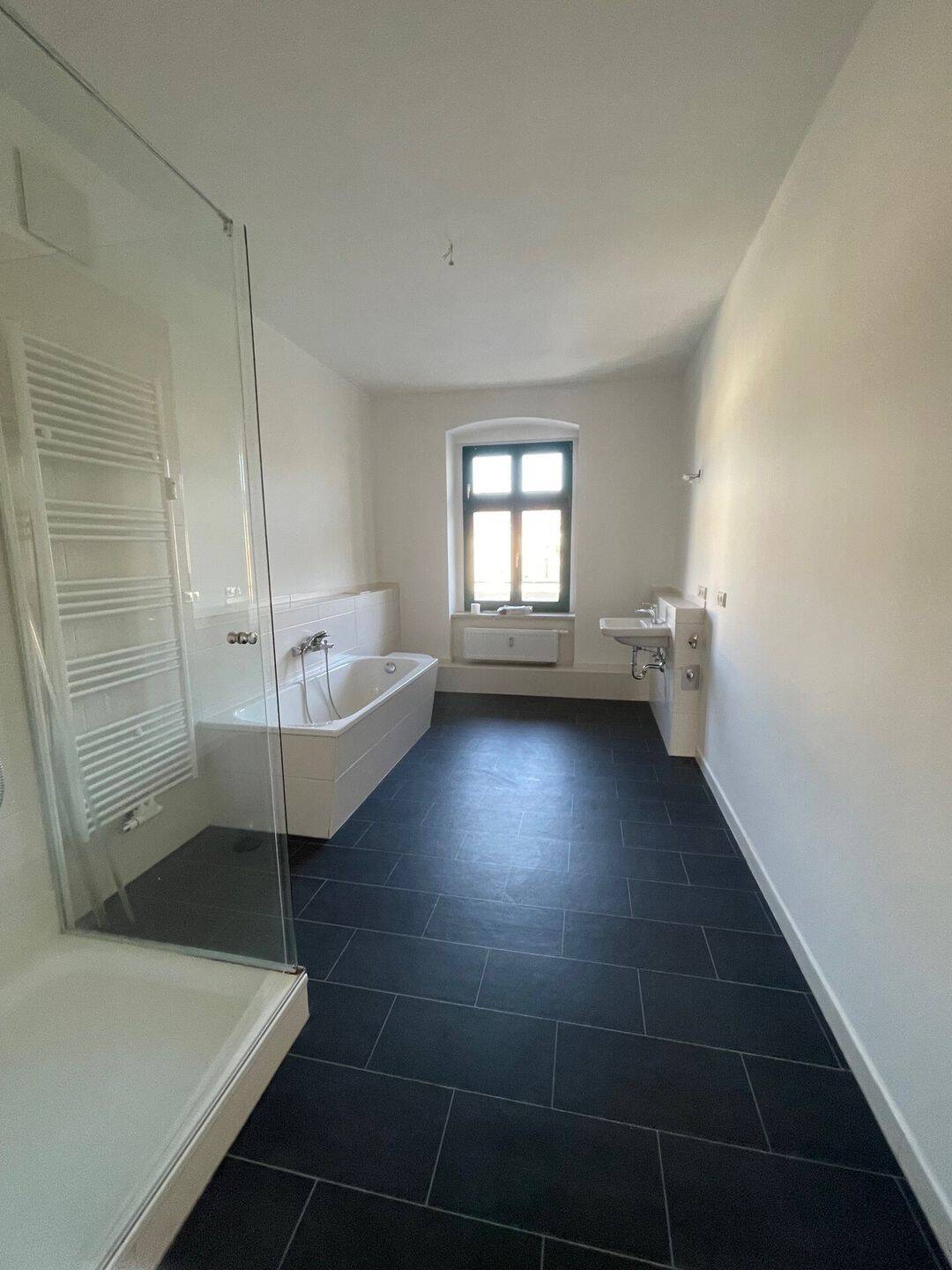 Thumbnail-Geräumige 2 RWE mit großen Bad & Balkon in ruhiger Nebenstraße