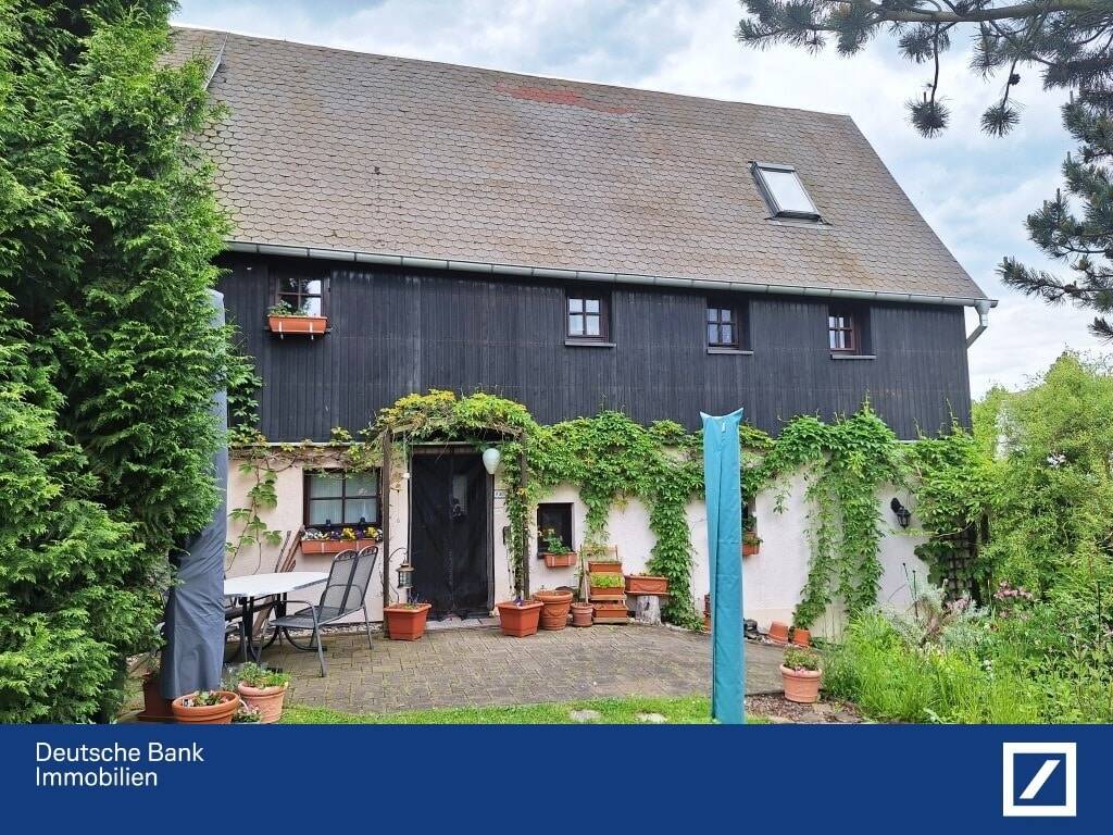 Hauseingang und Gartenseite