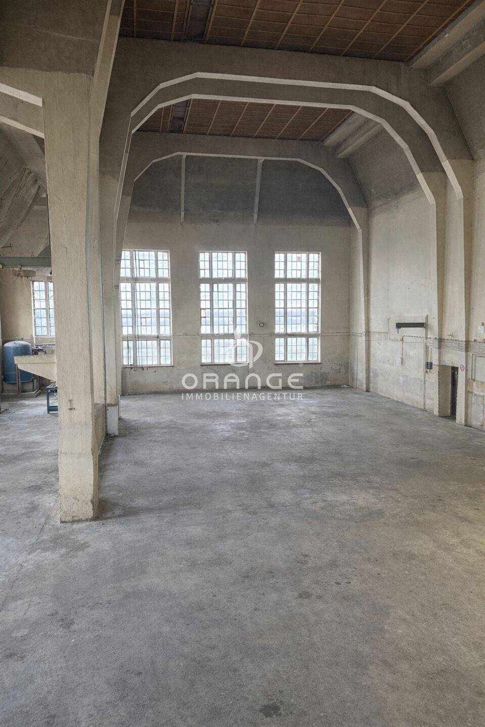 Thumbnail-***13m hohe Halle mit kernsanierter Bürofläche - Regensburg Osten***