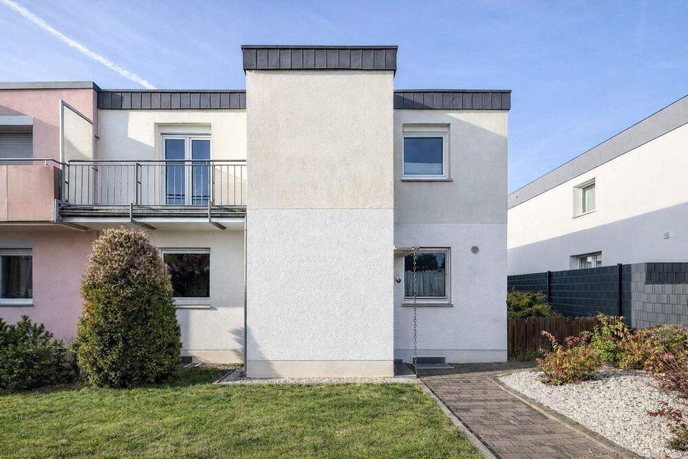 Thumbnail-Sackgassenlage. Garten. Garage. Doppelhaushälfte mit zwei Wohneinheiten in Rheinnähe.