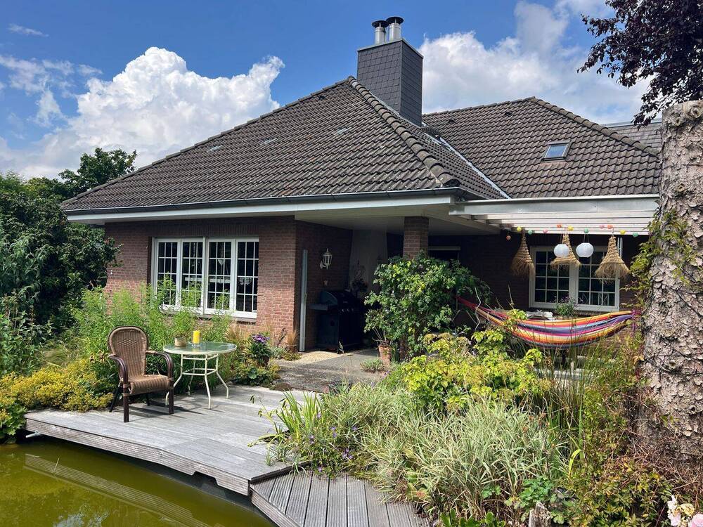 Thumbnail-Charmantes Einfamilienhaus mit Keller, Einliegerwohnung, Teich und Doppelgarage