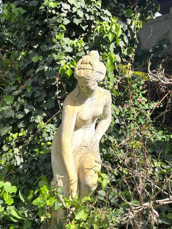 Thumbnail-Pool im Garten, Arbeit im Haus – dein Projekt wartet