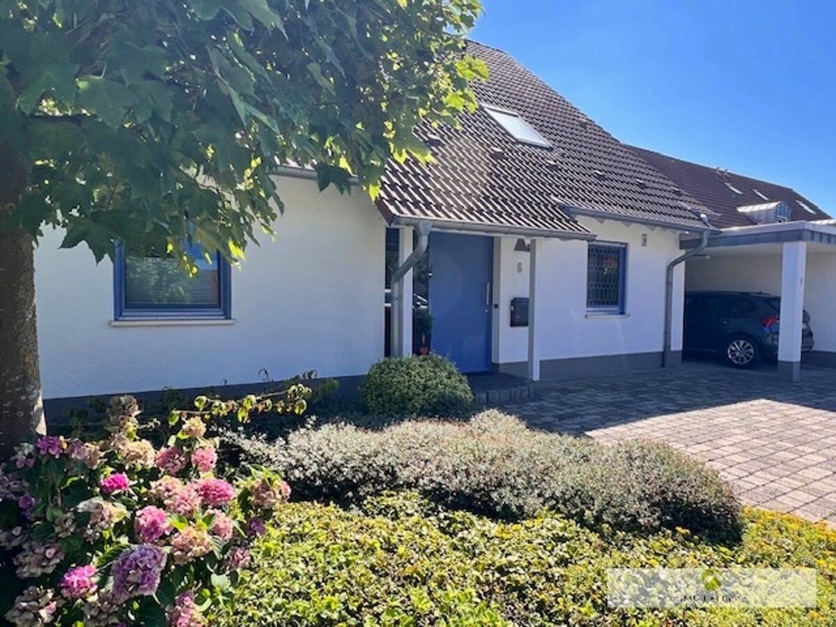 Ihr Eingangsbereich mit 2 PKW-Stellplätzen + Carport