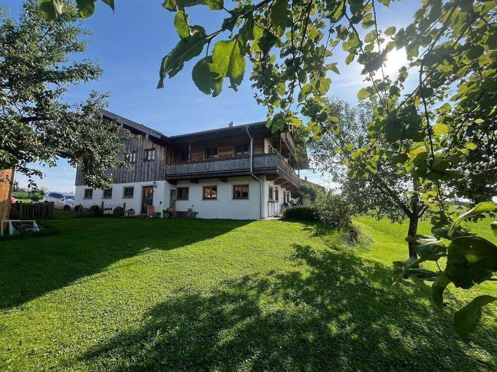 Thumbnail-Platz für 2 Familien, 530 m² Wohn und Nutzfläche, 4146 m² Grund Plus Gr. Halle