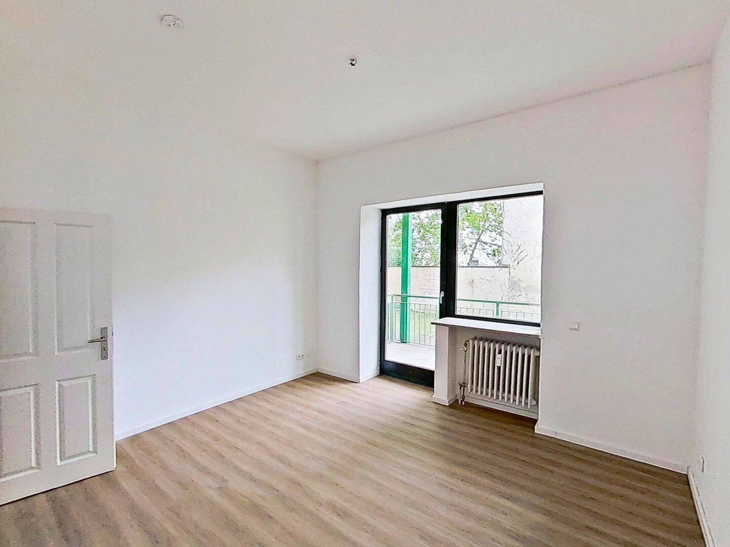 Thumbnail-Große und vollständig renovierte 2-Zimmer-Wohnung mit BALKON