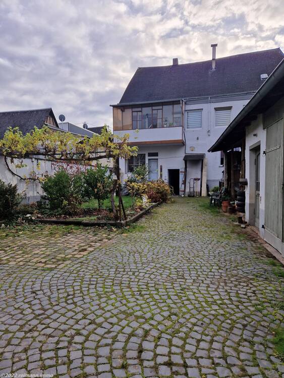 Thumbnail-Mehrfamilienhaus mit Ladenlokal, Garagen und Garten zentral in Koblenz-Neuendorf