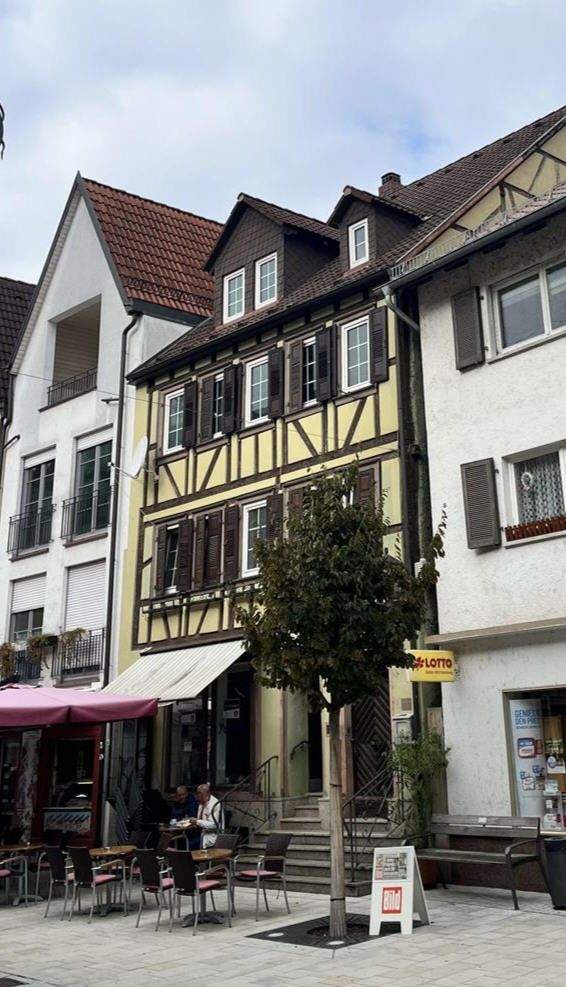 Thumbnail-historisches Wohn- und Geschäftshaus in der Tauberbischofsheimer Fußgängerzone mit Parkplatz
