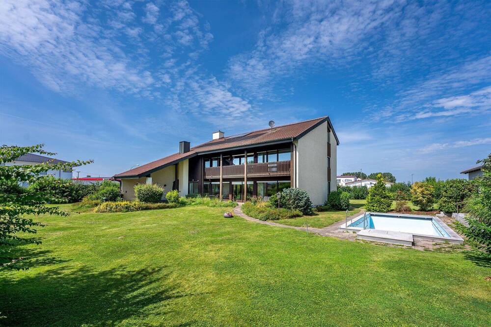 Thumbnail-Freiraum ohne Kompromisse: Großzügiges Architektenhaus mit 343 m², weitläufigem Garten und Pool