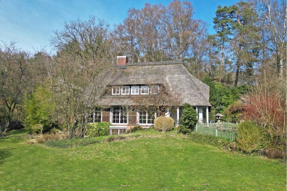 Thumbnail-Repräsentatives Familienhaus unter Reet auf großem Grundstück