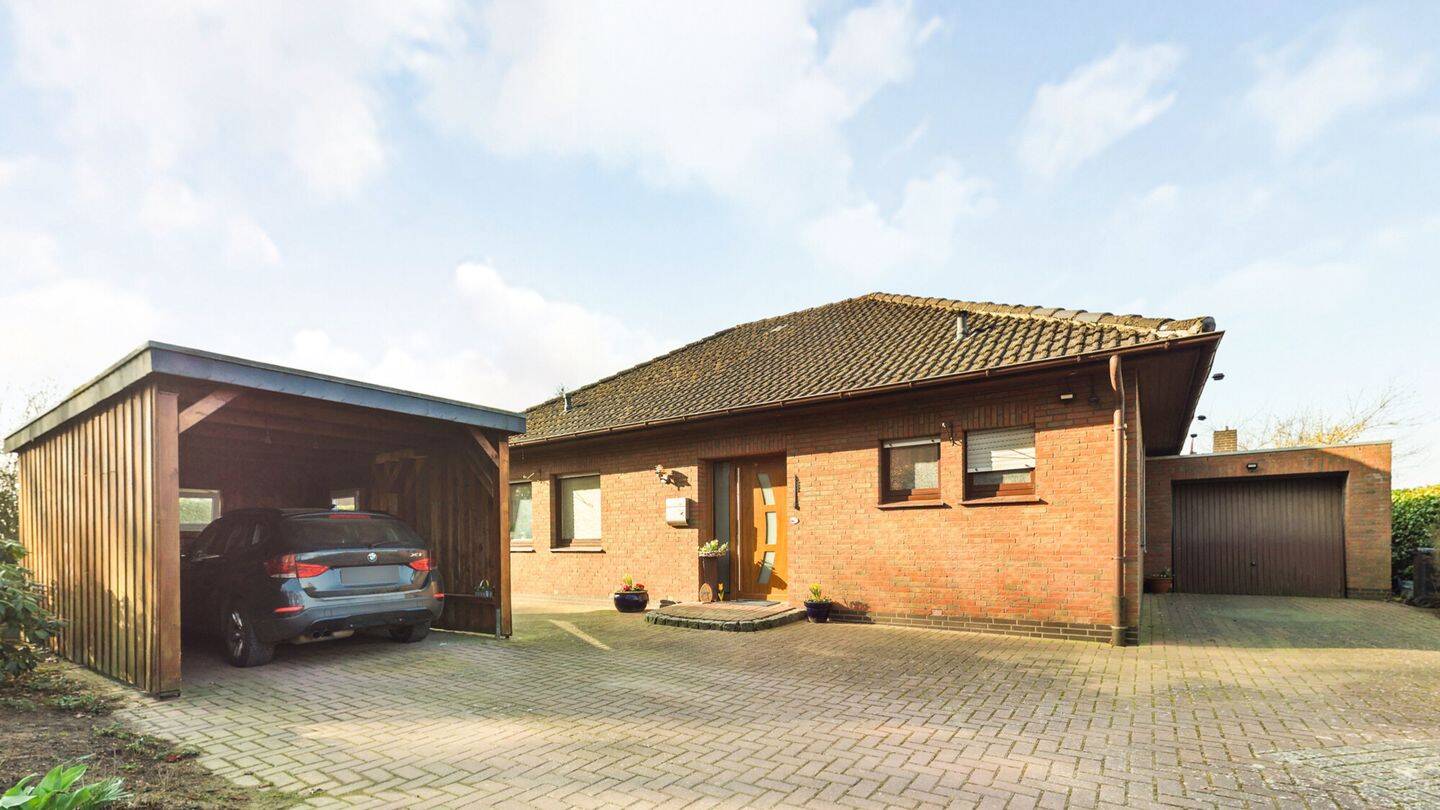 Thumbnail-Bungalow mit Garage mitten im Grünen