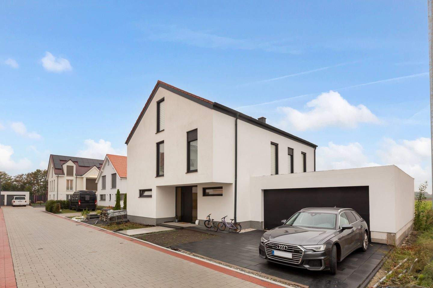 Thumbnail-Gehobenes Einfamilienhaus in begehrter Lage - moderne Architektur mit zusätzlichem Ausbaupotenzial