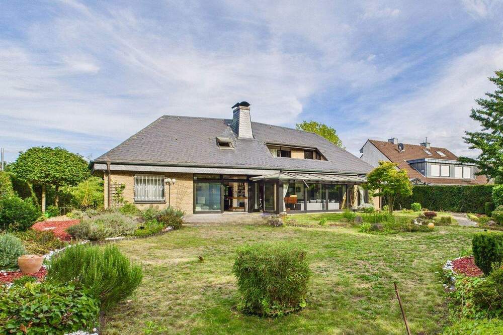 Thumbnail-Exklusives Einfamilienhaus mit Indoor-Pool, Sauna & Wintergarten