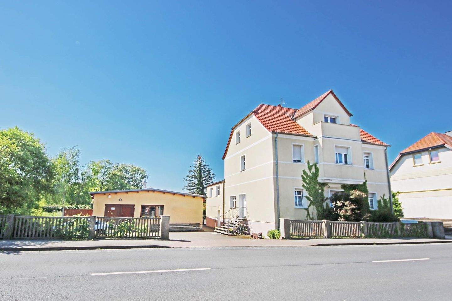 Thumbnail-Mehrfamilienhaus mit 3 Wohnungen und großem Werkstattgebäude in Jessen (Elster) OT Holzdorf