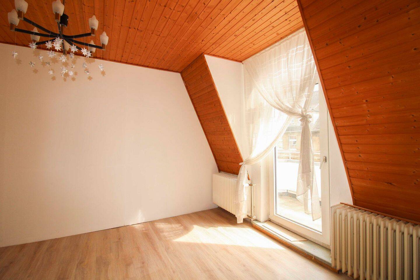 Thumbnail-Preiswerte 4-Zi.-Dachgeschosswohnung in urbaner Lage zur individuellen Gestaltung!