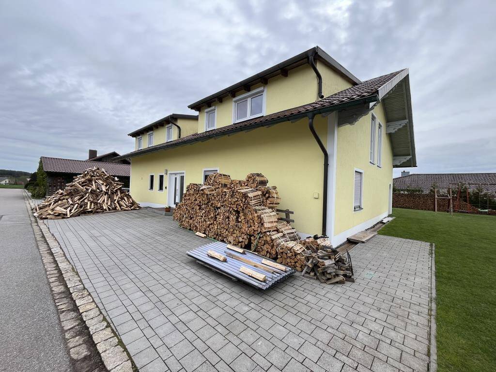 Thumbnail-Großzügiges Ein-Zweifamilienhaus mit Garagengebäude in Dieberg zu verkaufen