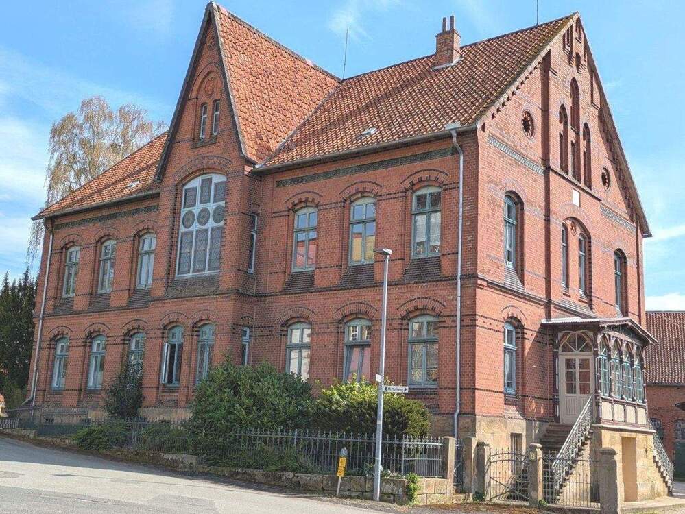 Thumbnail-Verkaufsangebot für ein historisches Hofgut, ca. 450 m² Wohnfläche, 4 WE zzgl. Stallungen, eigenes Grundstück von ca. 2.938 m² in 31167 Schlewecke