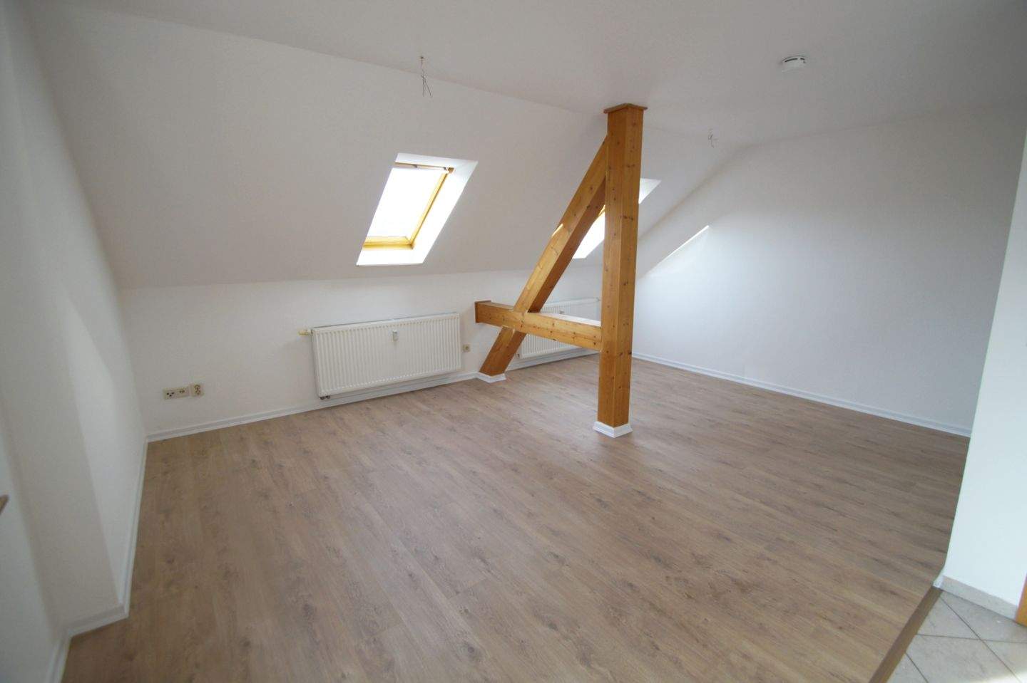 Thumbnail-2-Zimmer-DG-Wohnung mit BALKON, offene Küche, Badewanne - frisch renoviert