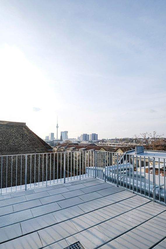 Thumbnail-Erstbezug: Dachgeschoss mit drei Terrassen und Blick zum Fernsehturm