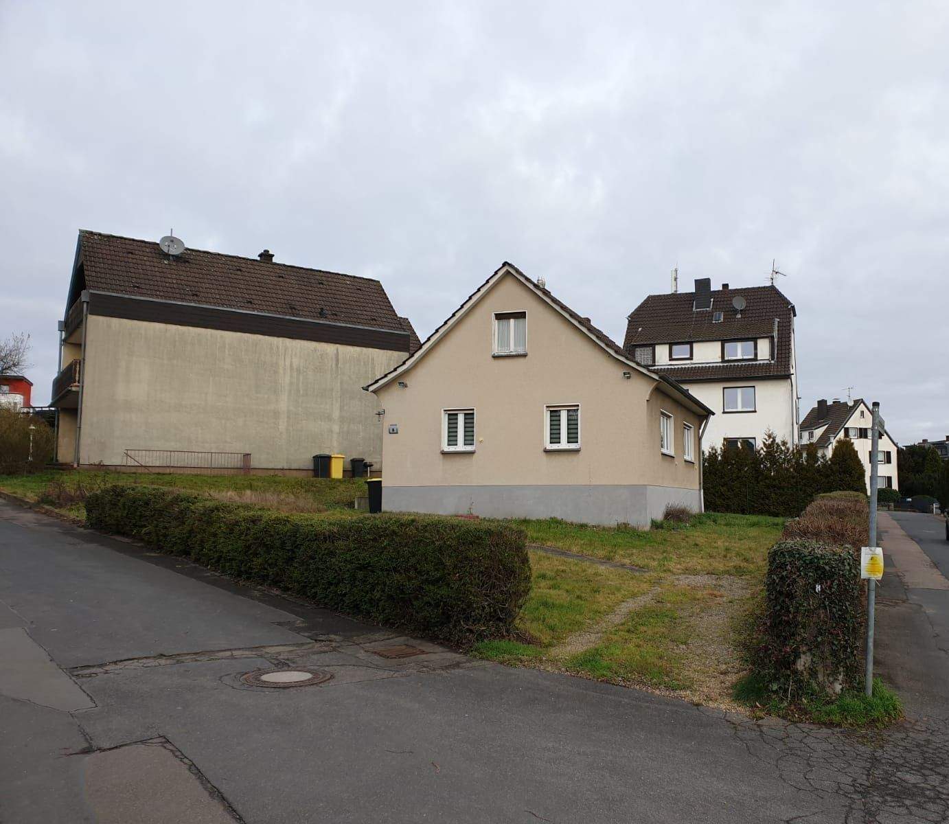 Thumbnail-amarc21 - Eckgrundstück mit EFH - Abrissreif