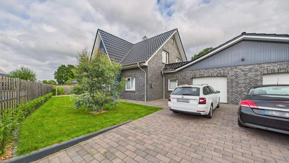 Thumbnail-Großzügiges Einfamilienhaus mit Garage, Carport & Garten in ruhiger Lage von Herzlake