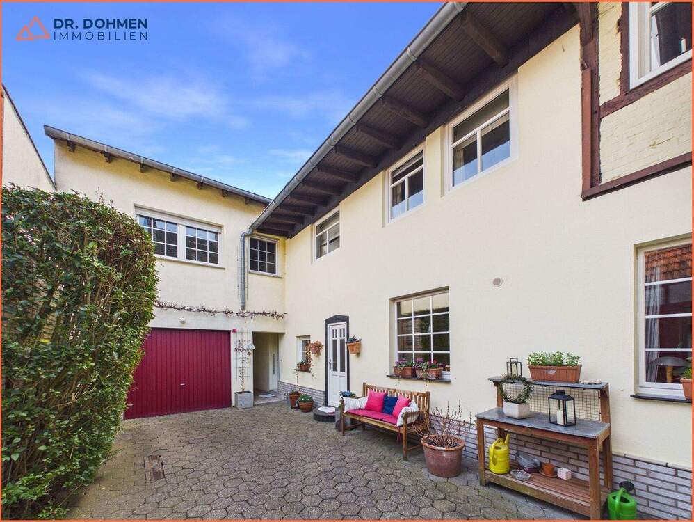 Thumbnail-Gepflegtes Zweifamilienhaus mit Innenhof, Garage und großem Garten in Hückelhoven-Brachelen