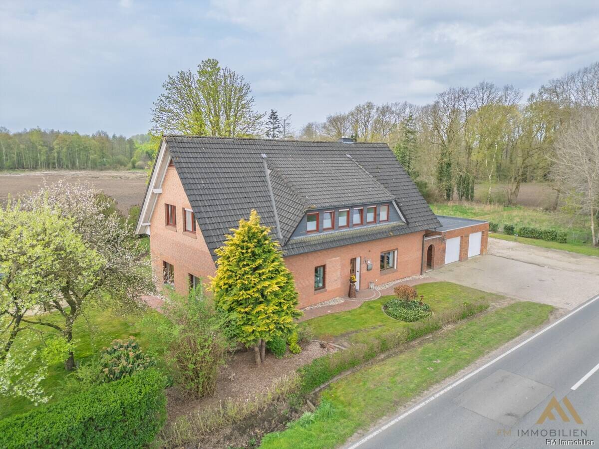 Thumbnail-Verkauf: Zweifamilienhaus mit großzügigem Grundstück in Schwichteler!