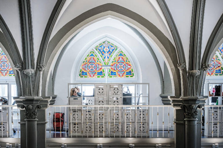 Thumbnail-Fix Desk Open Space: Flexible, zentrale Arbeitswelt in einer historischen Kirche
