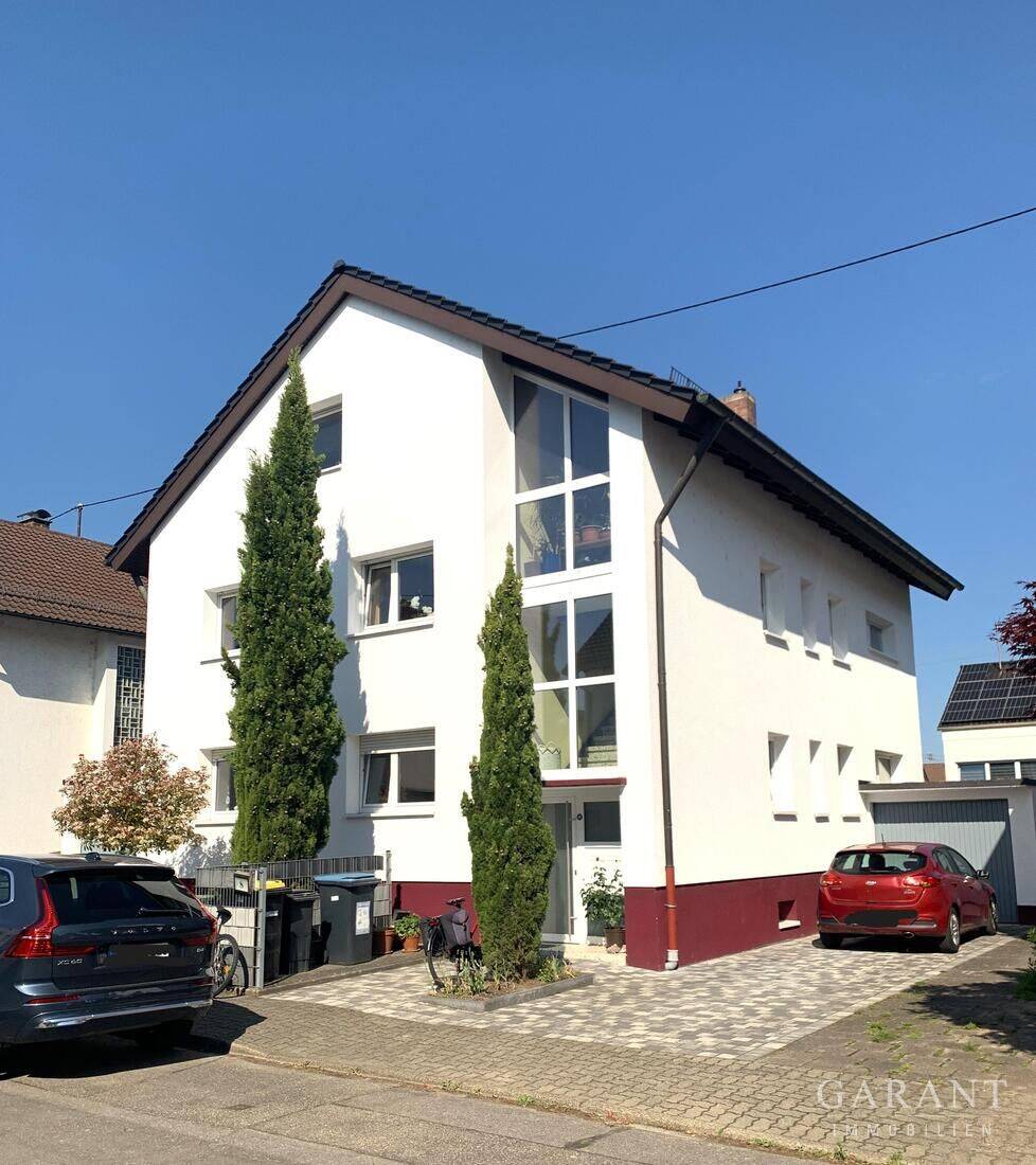 Thumbnail-Ein schmuckes Dreifamilienhaus in guter LAGE