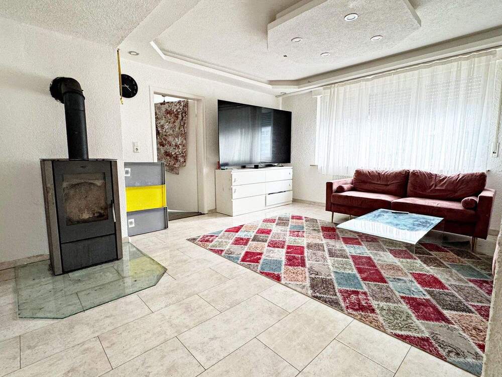 Thumbnail-Zweifamilienhaus mit großer Garage, zwei Wohnungen und ausbaufähigem Dachgeschoss