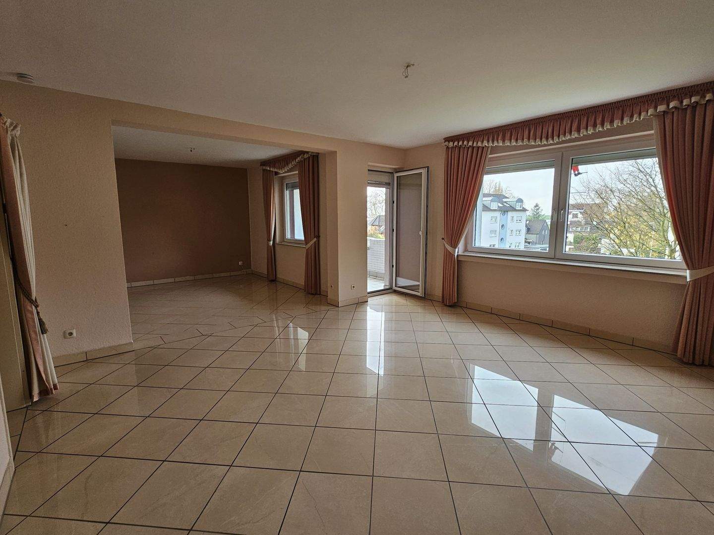 Thumbnail-MODERNISIERTE 2-3 ZIMMER-WOHNUNG MIT LOGGIA UND TAGESLICHTBAD IN ESSEN-FREISENBRUCH!!!