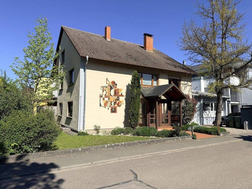 Thumbnail-Großzügiges Wohnhaus mit zwei Wohneinheiten und Werkstatt in Ettenheim