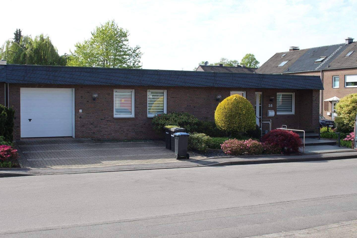 Thumbnail-TOP gepflegtes EinfamilienhausBungalow mit Terrasse, Garten und Garage in BOT-Kirchhellen