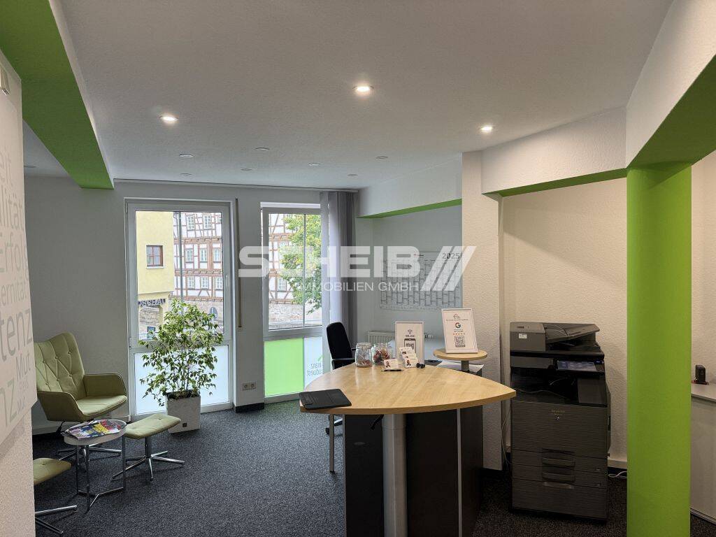 Thumbnail-offen gestaltetes Büro mit Blick in die Natur