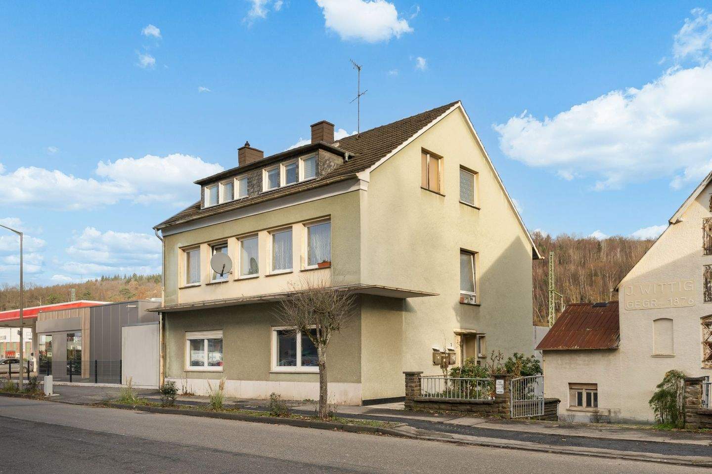 Thumbnail-Mehrfamilienhaus im Zentrum von Wissen: 3 Wohneinheiten mit Garage