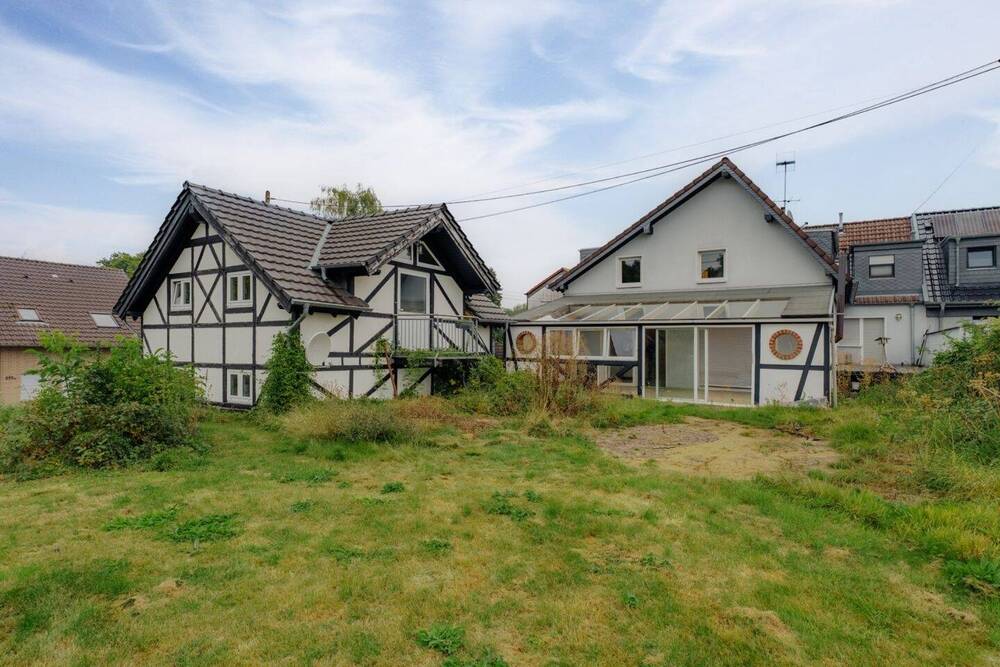 Thumbnail-Charmantes, renovierungsbedürftiges Zweifamilienhaus mit großem Grundstück