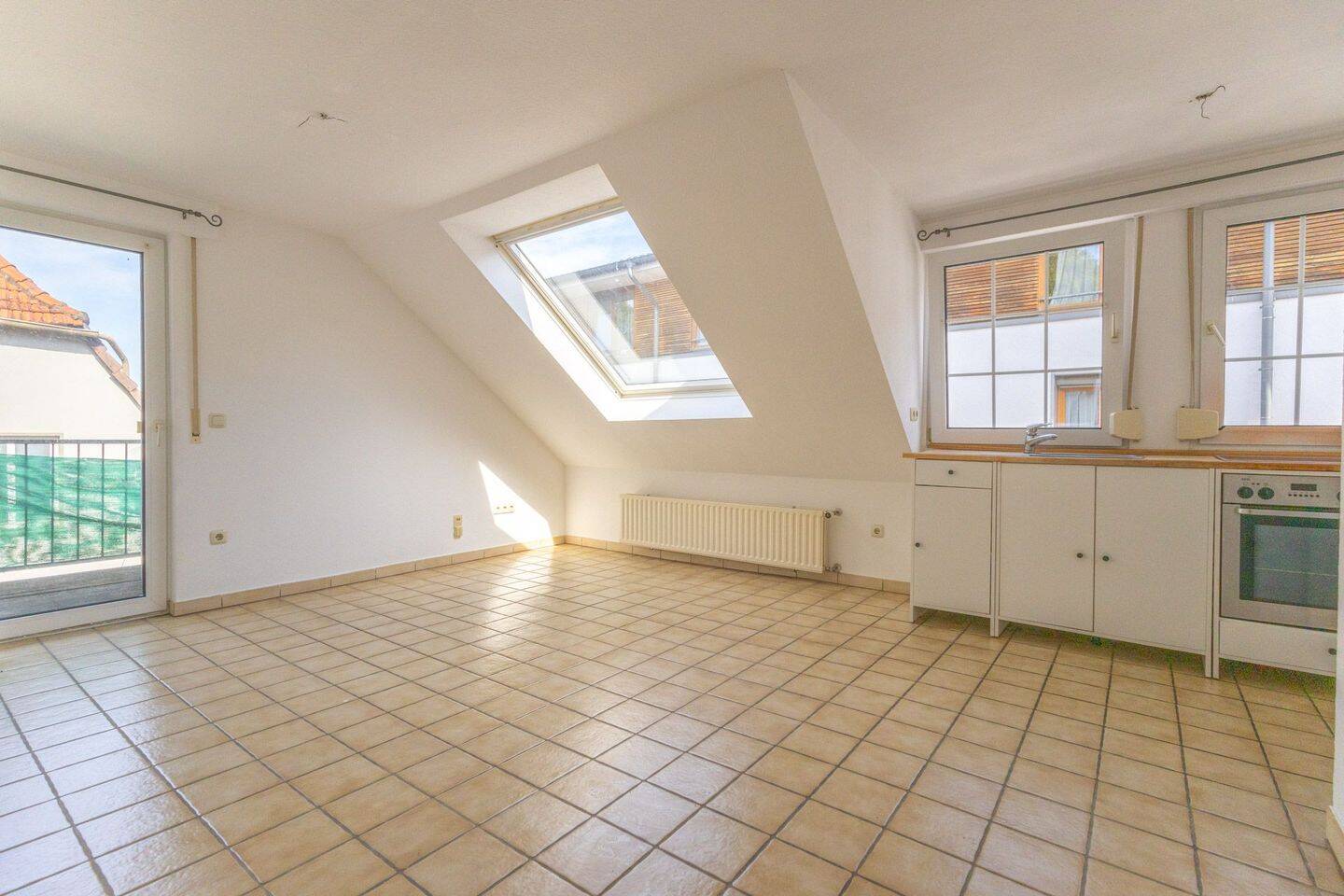 Wohn-Esszimmer mit Zugang zum Balkon 
