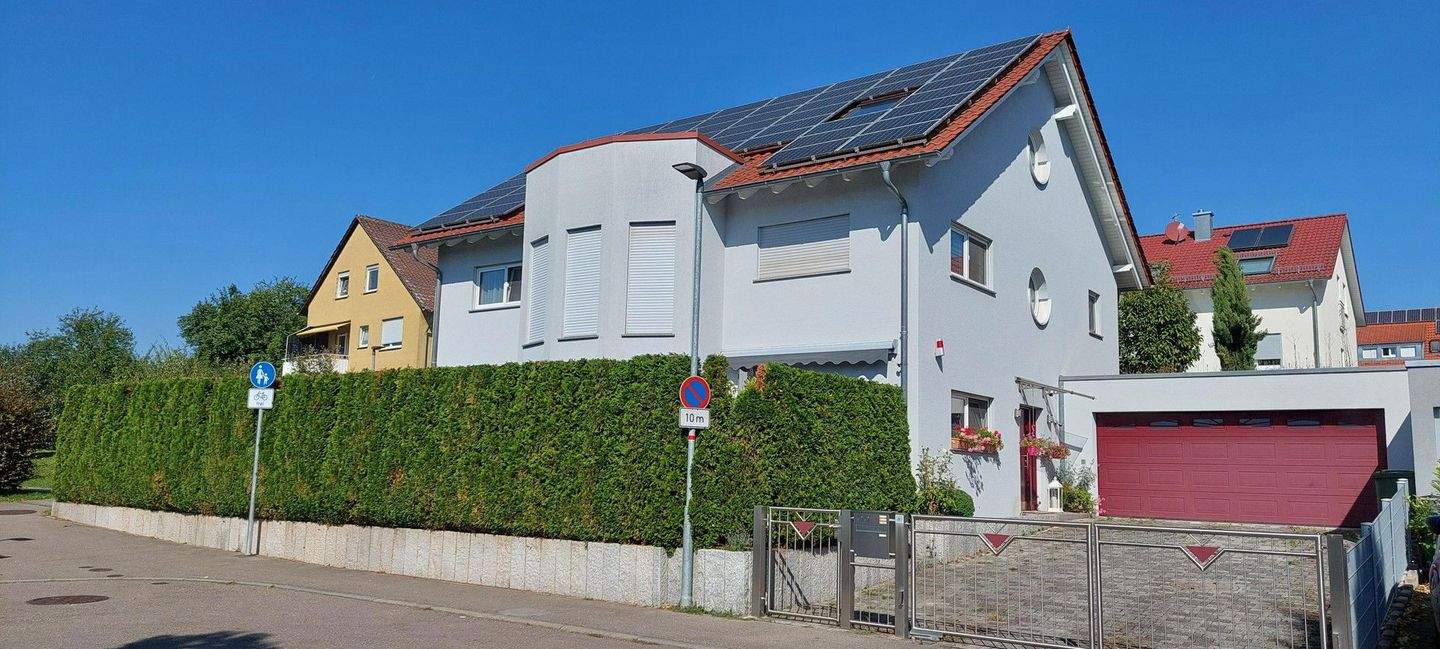 Thumbnail-Freistehendes Einfamilienhaus mit Wellnessbereich, Einliegerwohnung und Doppelgarage in Kornwestheim