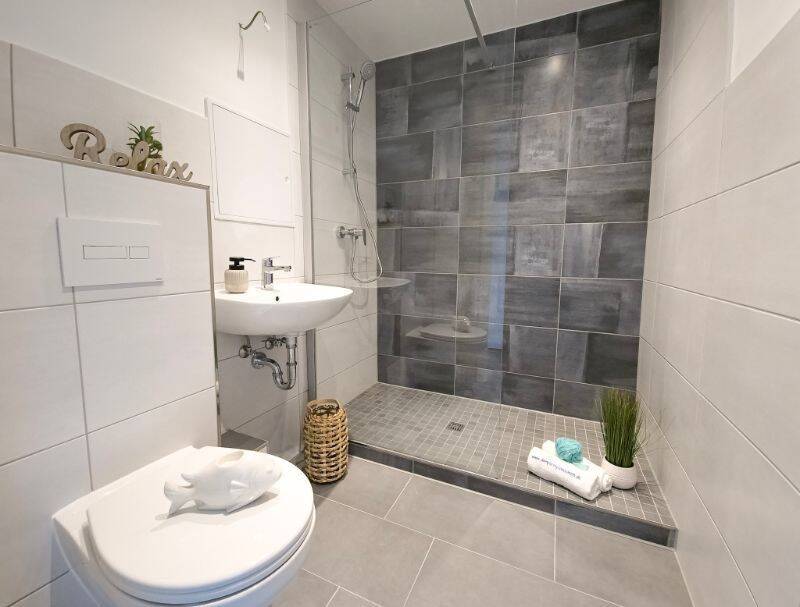 Thumbnail-Fitness im Alltag, Entspannung zu Hause - schöne Wohnung mit großer Dusche