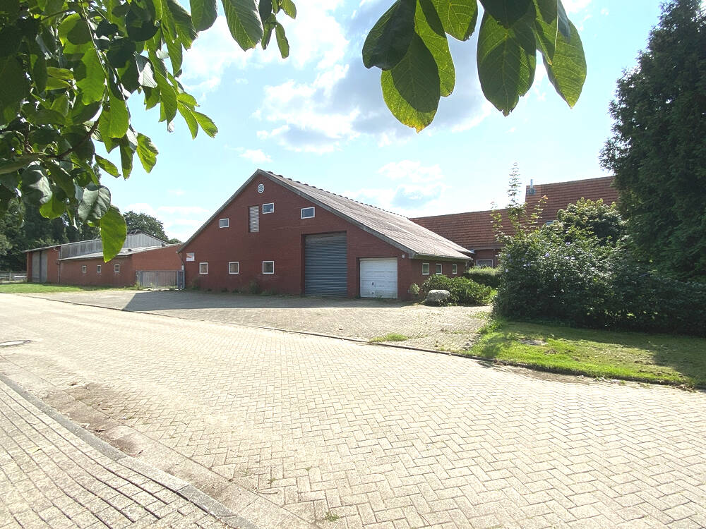 Thumbnail-Platz für Ideen: Ehemaliger Hof mit Wohnhaus, Hallen und Land in ruhiger Lage