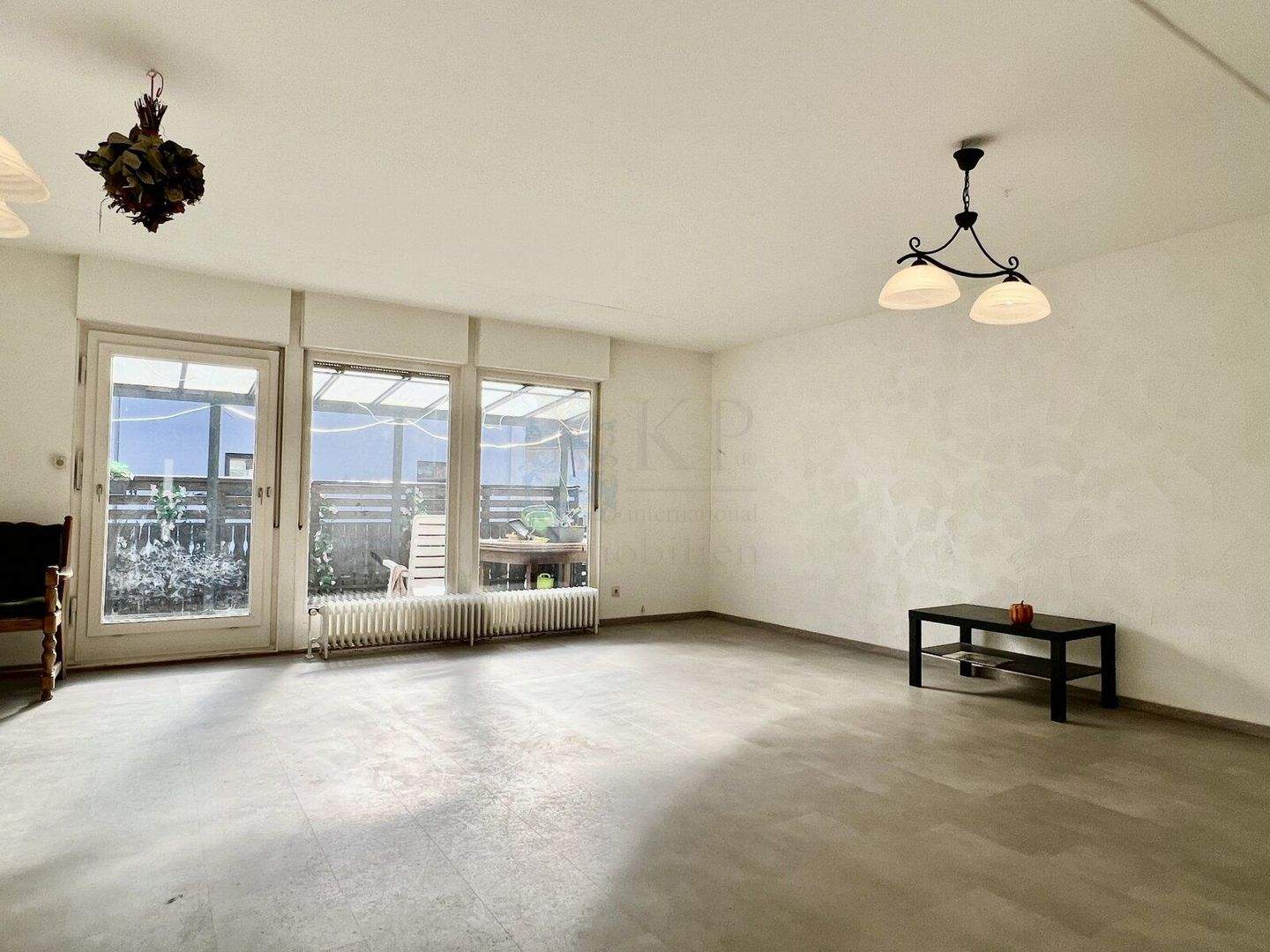 Thumbnail-HOFHEIM: RENOVIERTES EFH MIT 6 ZIMMERN, 2 BÄDERN, 2 KÜCHEN, GARAGE UND CARPORT