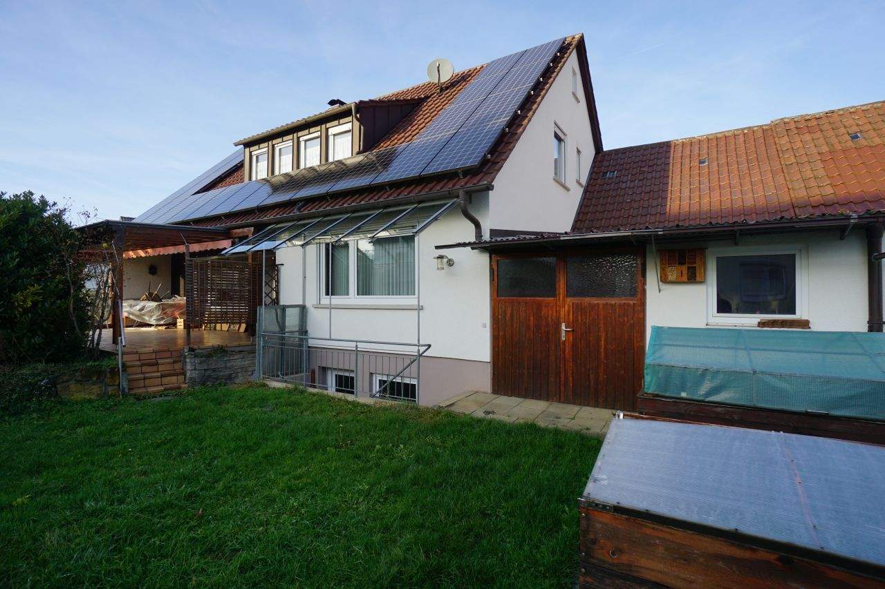 Thumbnail-Geräumiges Wohnhaus mit Garage