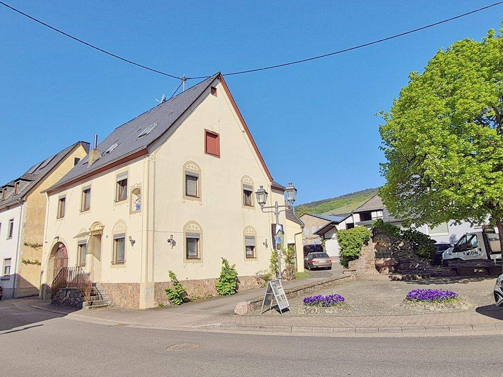 Thumbnail-Kröv-Zentrum: 1-2 Familienhaus mit Stellplätzen und Freisitz in zentraler Lage!