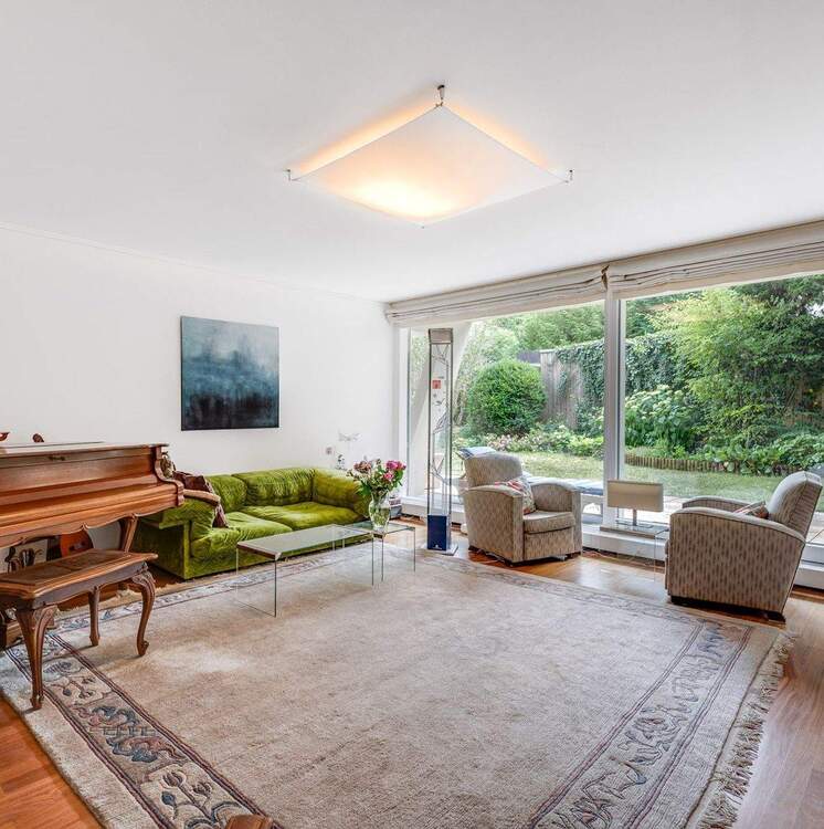 Thumbnail-AIGNER - Rarität in Toplage: Stilvolle Gartenwohnung mit Nießbrauchrecht in Schwabing
