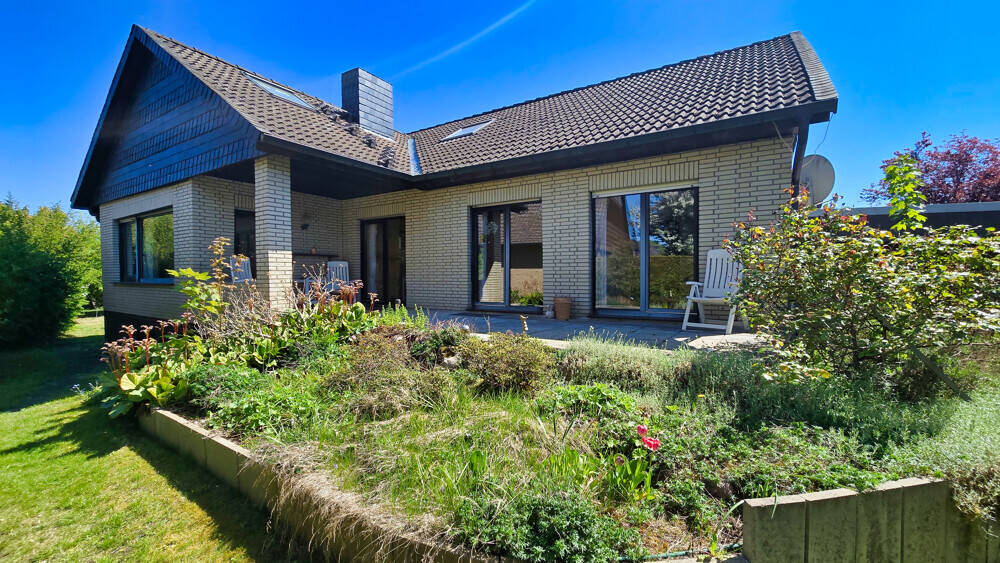 Thumbnail-Gepflegtes Einfamilienhaus: ca.189 m² Wohnfläche mit Fußbodenheizung, Terrasse, Balkon und Garage!